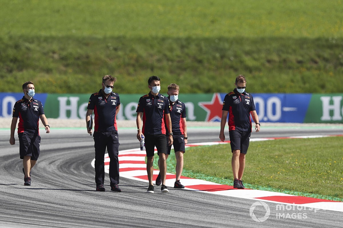 Így ad interjút egy F1-es versenyző a koronavírus idején: furcsa