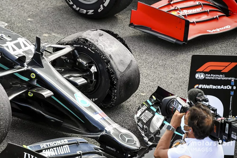 El neum&aacute;tico pinchado del monoplaza de Lewis Hamilton, Mercedes F1 W11 en Parc Ferme