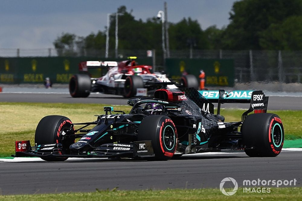 Lewis Hamilton, Mercedes F1 W11, Antonio Giovinazzi, Alfa Romeo Racing C39