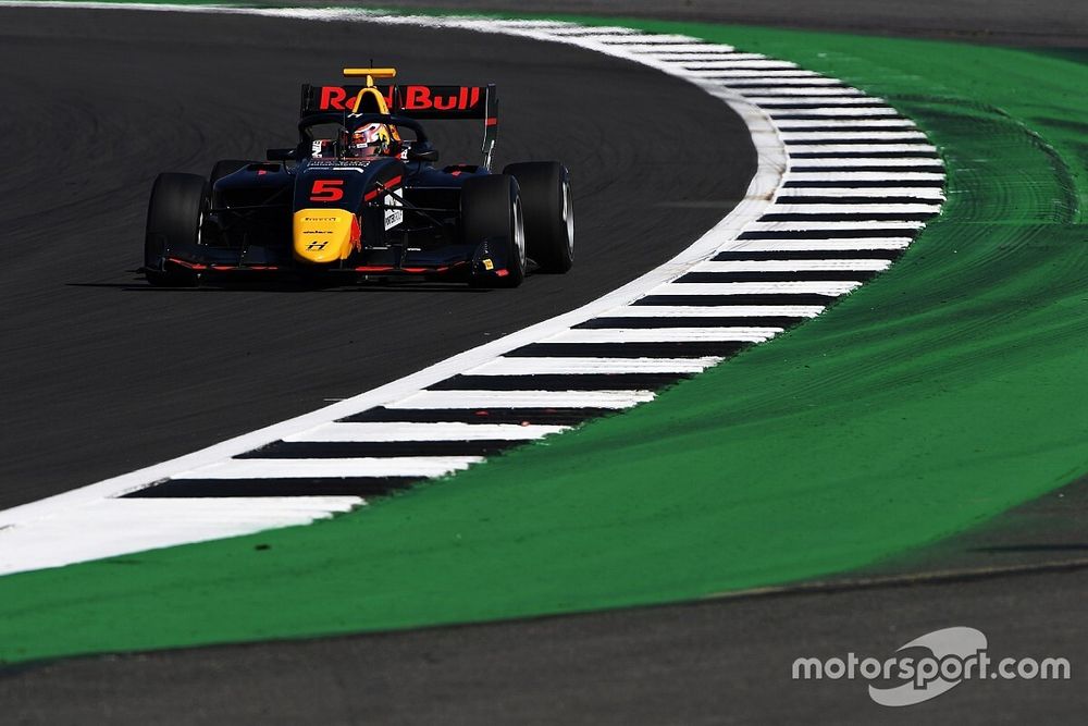 Silverstone F3: Lawson fends off Piastri for victory
