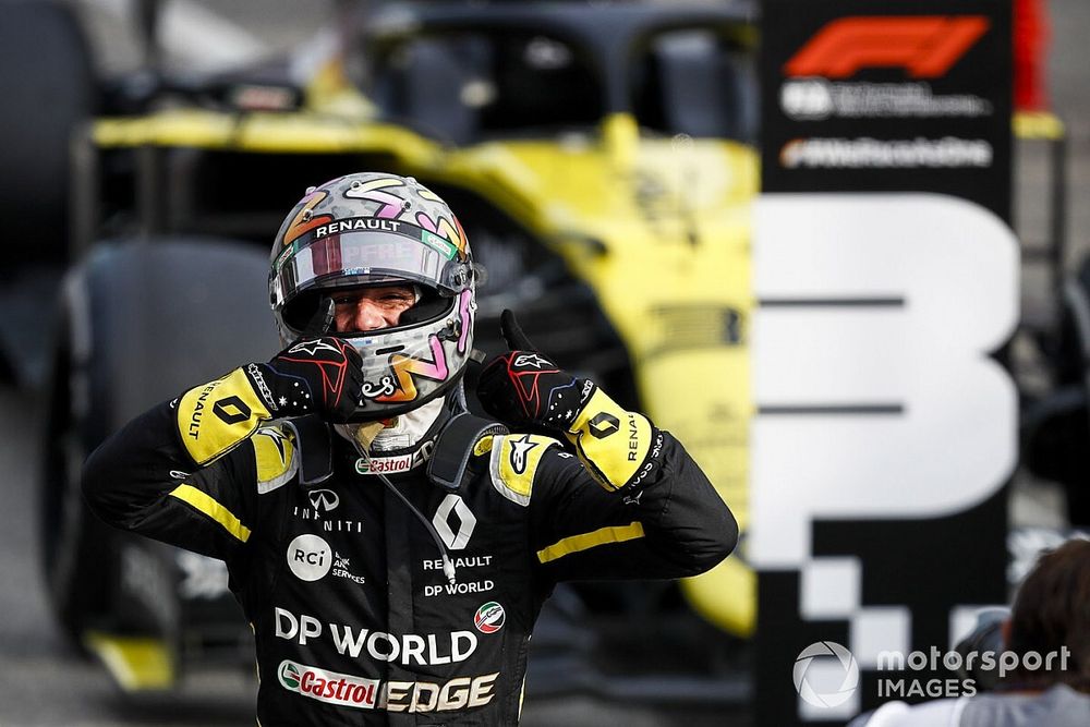 Daniel Ricciardo, Renault F1 Team R.S.20 celebrates in Parc Ferme 