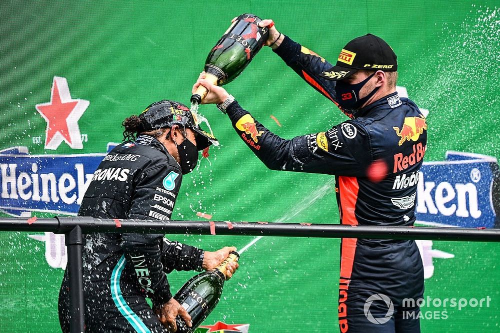 Le troisième Max Verstappen, Red Bull Racing, verse du Champagne sur le vainqueur Lewis Hamilton, Mercedes-AMG F1, sur le podium