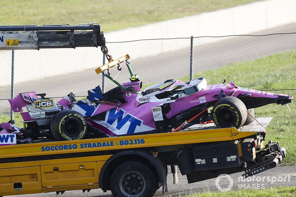 De auto van Lance Stroll, Racing Point RP20, wordt geborgen na een crash