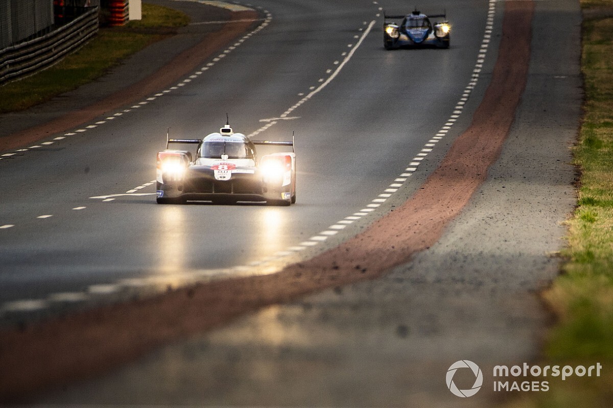 ル・マン24時間は3連覇懸かるトヨタ8号車のトップで夜明け迎える。残り6時間に