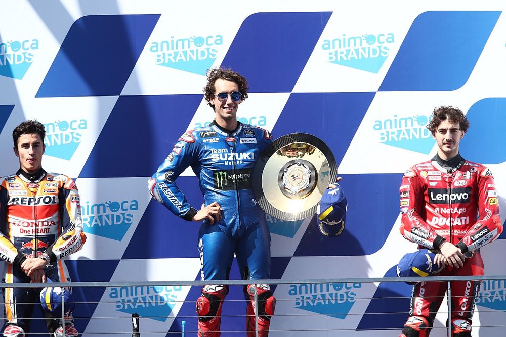 Podio: ganador Alex Rins, Team Suzuki MotoGP, segundo lugar Marc M&aacute;rquez, Repsol Honda Team, tercer lugar Francesco Bagnaia, Ducati Team
