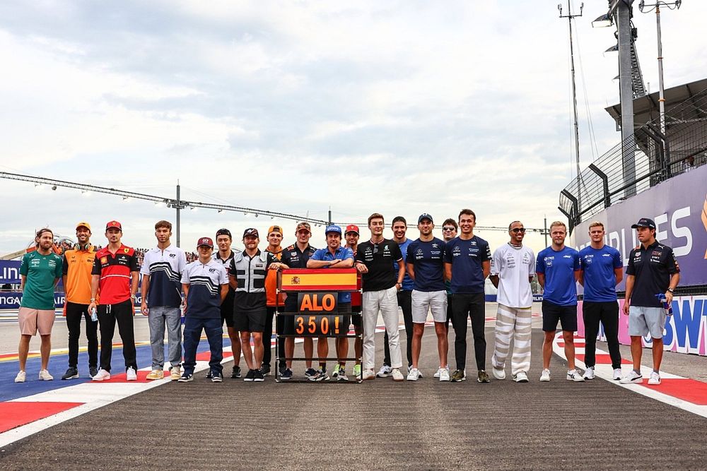 Los pilotos de F1 homenajean a Alonso por su récord histórico