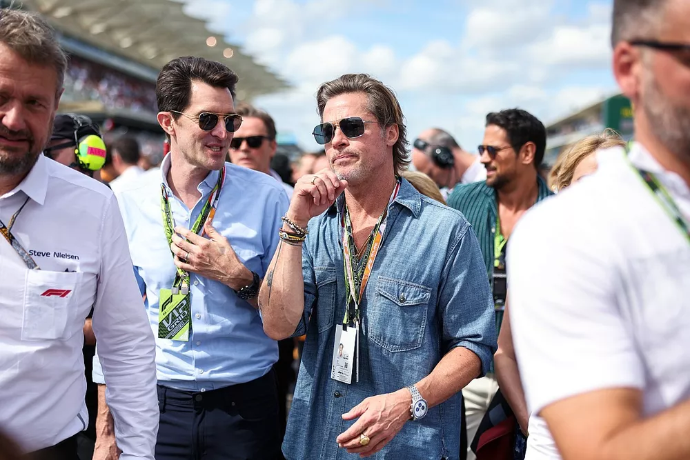 L'attore Brad Pitt sulla griglia di partenza