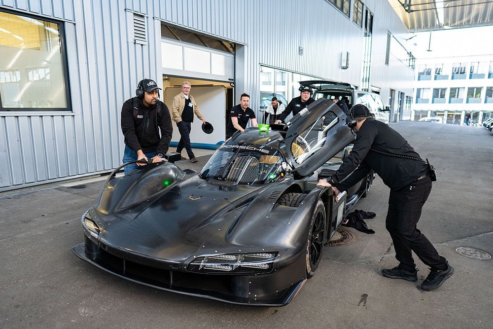 ポルシェ、カスタマー向けのLMDh車両『963』を初納車。早速WECスパで