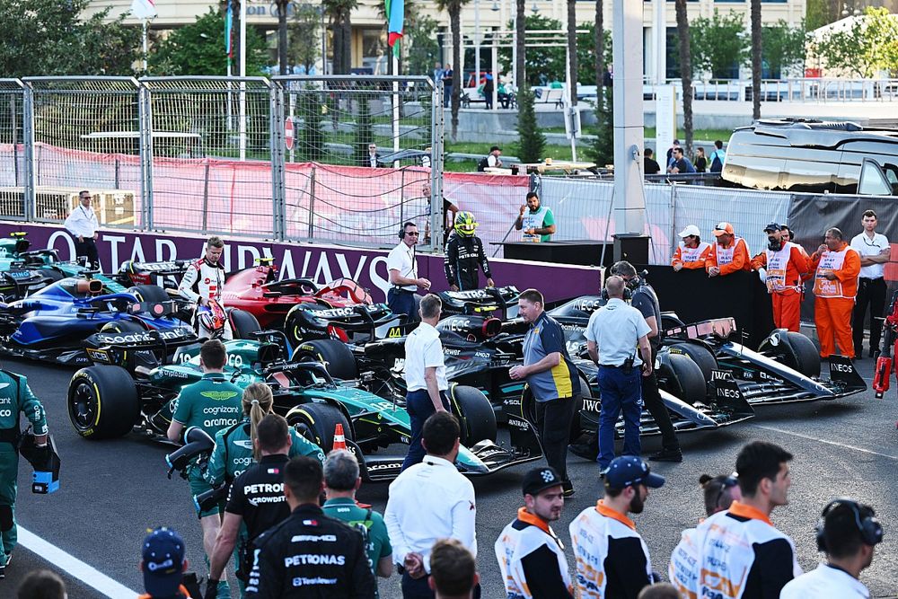 Nico Hulkenberg, Haas F1 Team, Lewis Hamilton, Mercedes-AMG, llegan al Parc Ferme tras la carrera Sprint