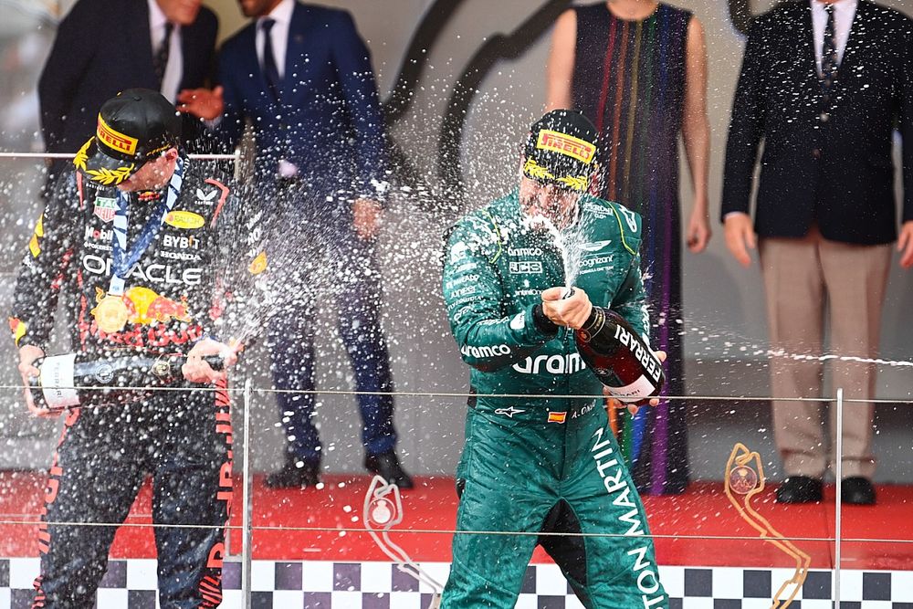 Podio: segundo lugar Fernando Alonso, Aston Martin F1 Team, ganador Max Verstappen, Red Bull Racing,