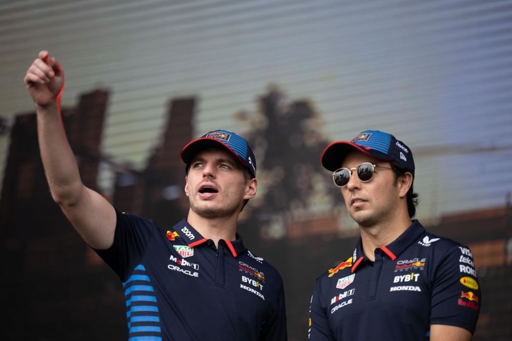 Max Verstappen y Sergio Pérez, Red Bull Racing, en el escenario