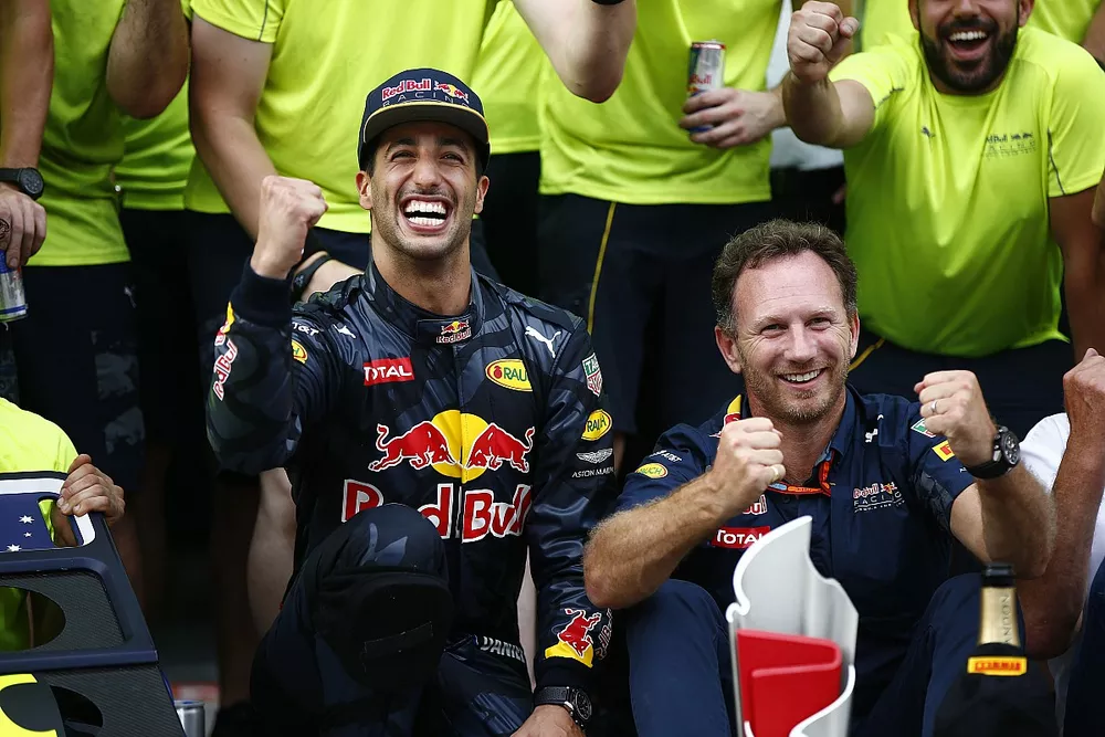 Daniel Ricciardo, Red Bull Racing, celebra su victoria en Malasia 2016 con, Christian Horner, director del Red Bull, y con el resto del equipo
