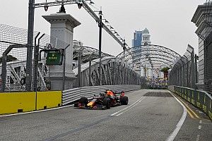 Verstappen lidera una primera sesión con bandera roja