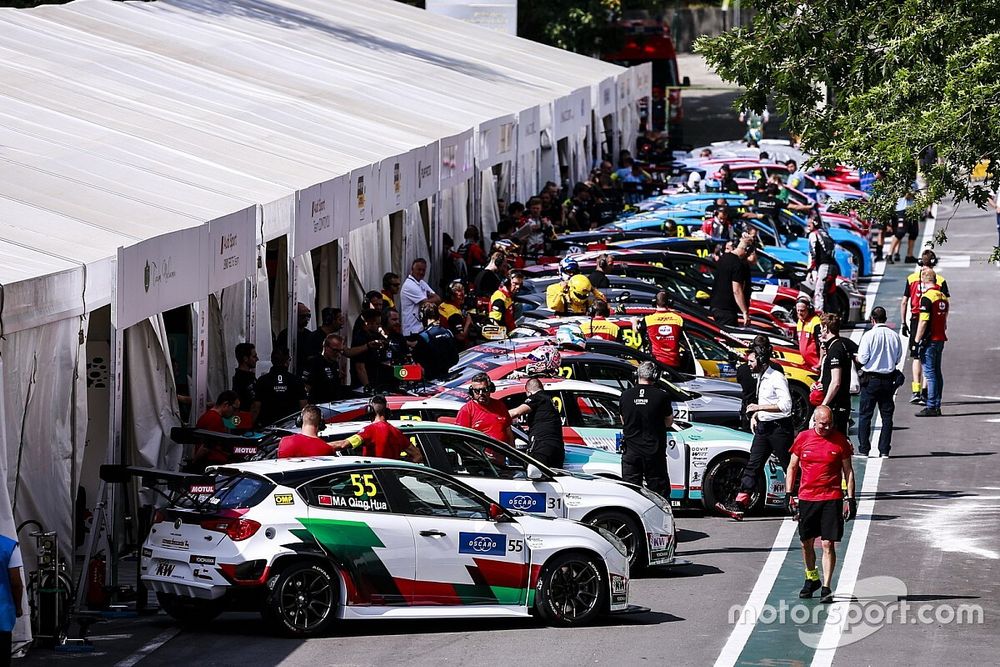 Auto in pitlane