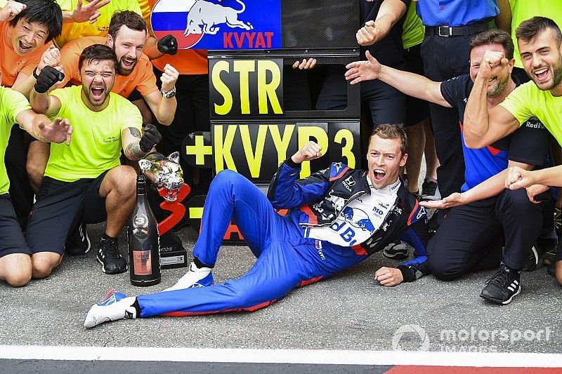 Daniil Kvyat, Toro Rosso, 3rd position, celebrates with his team