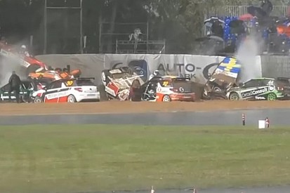 VÍDEO: “Engavetamento” insano envolve 11 de 16 carros em corrida na Dinamarca