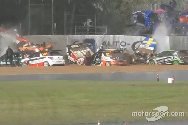 VÍDEO: “Engavetamento” insano envolve 11 de 16 carros em corrida na Dinamarca