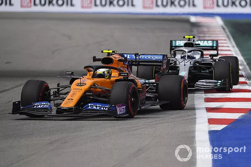 Lando Norris, McLaren MCL34, devant Valtteri Bottas, Mercedes AMG W10