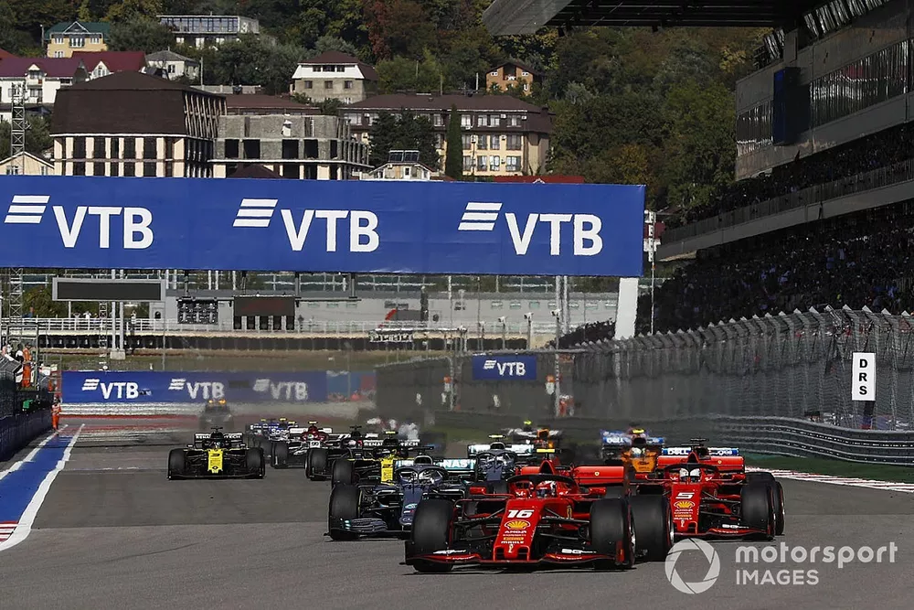 Charles Leclerc, Ferrari SF90, voor Sebastian Vettel, Ferrari SF90, Lewis Hamilton, Mercedes AMG F1 W10, Valtteri Bottas, Mercedes AMG W10