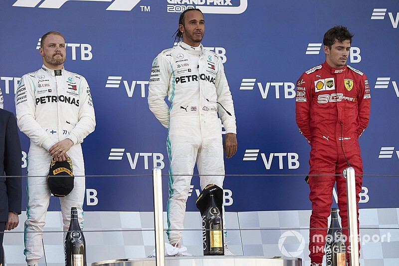 Hamilton képes bocsánatot kérni, és Leclerc jobban hasonlít rá, mint Vettel-re?
