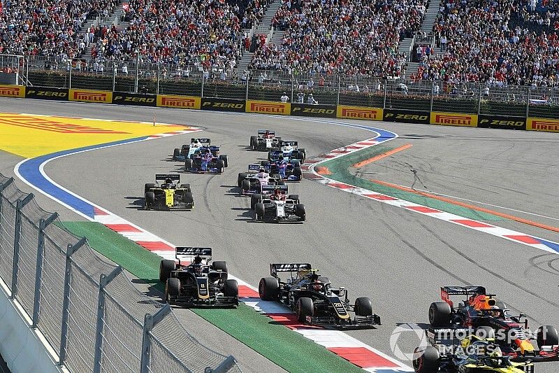 Nico Hulkenberg, Renault F1 Team R.S. 19, leads Max Verstappen, Red Bull Racing RB15, Kevin Magnussen, Haas F1 Team VF-19, Romain Grosjean, Haas F1 Team VF-19, Antonio Giovinazzi, Alfa Romeo Racing C38, Daniel Ricciardo, Renault F1 Team R.S.19, and the remainder of the field at the start