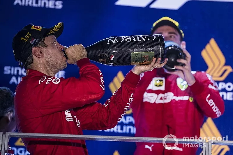 Le vainqueur Sebastian Vettel, Ferrari, et le deuxi&egrave;me, Charles Leclerc, Ferrari, boivent du champagne sur le podium