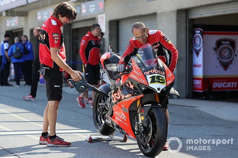 Bautista sigue su vía crucis y se vuelve a caer en la carrera SuperPole