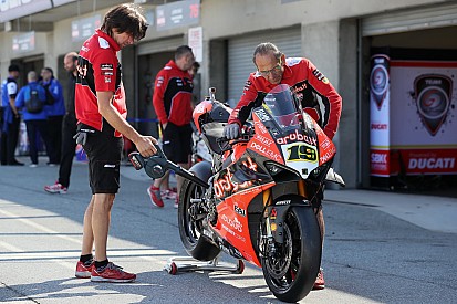 Bautista sigue su vía crucis y se vuelve a caer en la carrera SuperPole