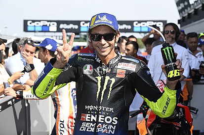 Valentino Rossi sulle strade della sua Tavullia con la M1