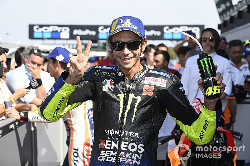 Valentino Rossi sulle strade della sua Tavullia con la M1