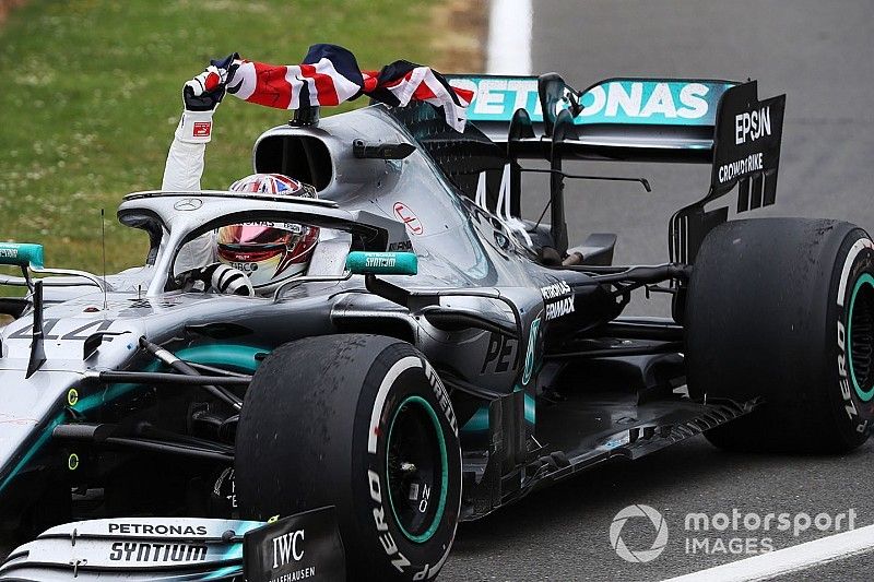 Race winner Lewis Hamilton, Mercedes AMG F1 W10 with a flag 