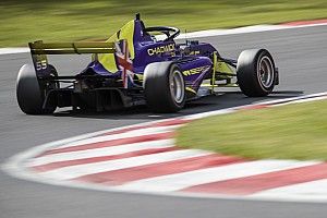 W Series Brands Hatch: Pole Chadwick, titel ver weg voor Visser
