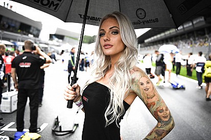 Fotogallery: le ombrelline del GP d'Austria infuocano il paddock