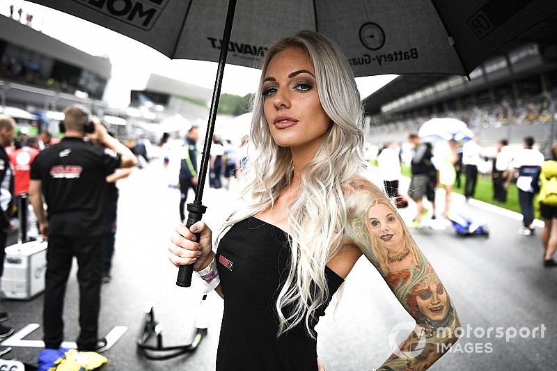 Fotogallery: le ombrelline del GP d'Austria infuocano il paddock