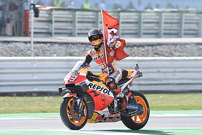 Marquez pakt zevende seizoenszege na fraai duel met Quartararo