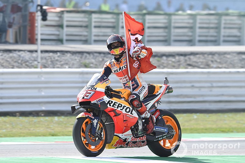 Marquez pakt zevende seizoenszege na fraai duel met Quartararo