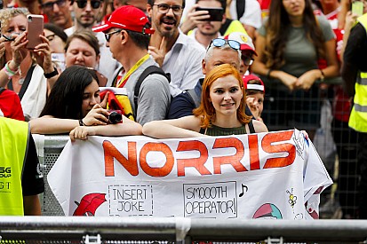 Videón, ahogy Norrist „szétszedik” az F1-es rajongók