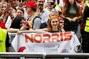 Videón, ahogy Norrist „szétszedik” az F1-es rajongók