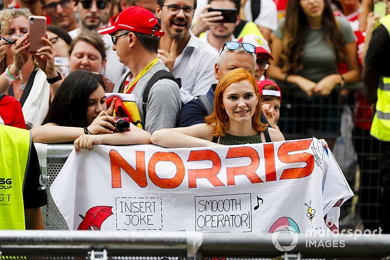 Videón, ahogy Norrist „szétszedik” az F1-es rajongók