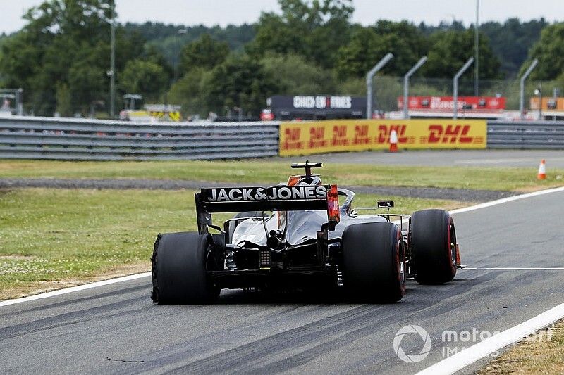 Kevin Magnussen, Haas F1 Team VF-19, heads int the pits with a rear puncture