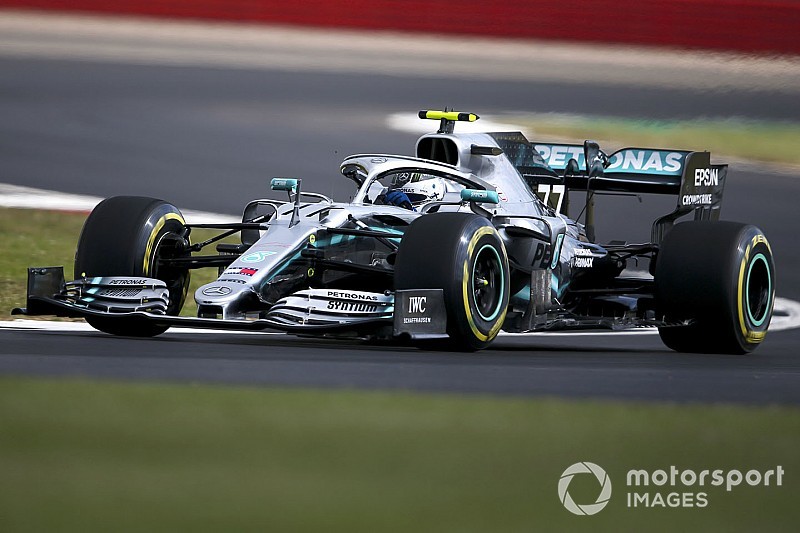 Bottas bovenaan in lastige tweede training op Silverstone