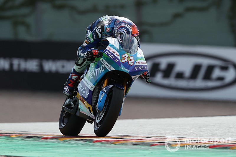 Az első nagy bukás a MotoE-ben: veszélyben voltak a versenybírók