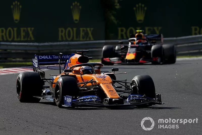 Carlos Sainz Jr., McLaren MCL34, devant Pierre Gasly, Red Bull Racing RB15