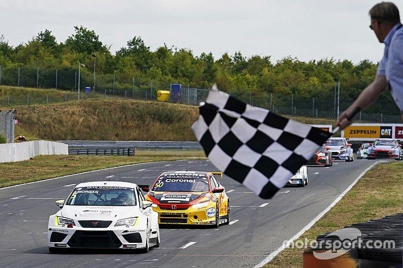 Alex Morgan, Cupra TCR, Wolf-Power Racing, takes the checkered flag