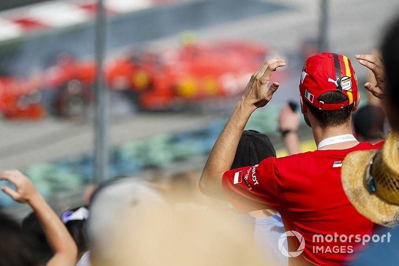 Un fan de Ferrari observa el choque de Charles Leclerc, Ferrari SF90