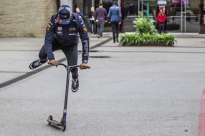 Ricciardo "ellopta" Hamilton rollerjét és nagy trükközésbe kezdett