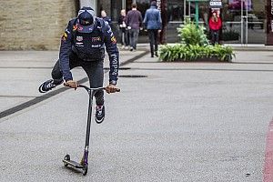 Ricciardo "ellopta" Hamilton rollerjét és nagy trükközésbe kezdett