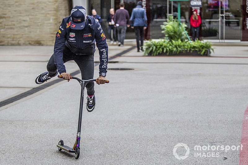 Ricciardo "ellopta" Hamilton rollerjét és nagy trükközésbe kezdett