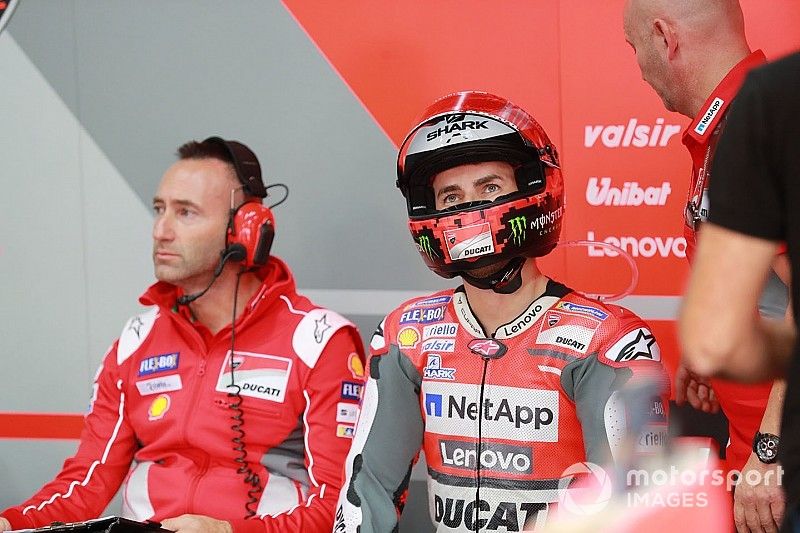 Lorenzo: "Dovrò aspettare di salire in moto per capire come risponde il polso"