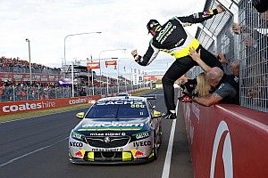 Bathurst 1000: Lowndes/Richards win, cramps deny Reynolds
